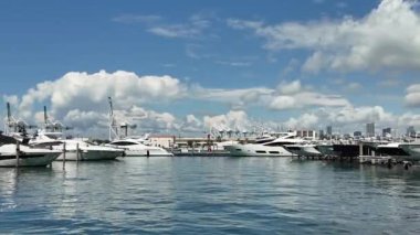 Miami yat turu. Yazın yat tatili. Marina körfezi. Deniz marinasında lüks bir karavan yatı. Navigasyon yatı. Miami sahiline demir atmış özel lüks bir tekne. Yaz tekne tatili.