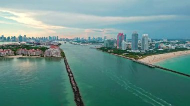 Güney Sahili, ABD 'de liman manzarası. Skyline panorama. Biscayne Körfezi marinası. Miami manzaralı hava manzarası. Miami marinasında Skyline hava aracı. Miami güney sahili hava manzaralı. Lüks emlak.