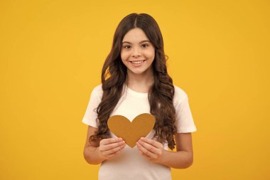 Mutluluk çocuklar ve aşk konsepti. Kırmızı kalpli romantik genç kız, dünya kalbi günü, mutlu sevgililer günü. Mutlu ergen, pozitif ve gülümseyen genç kız duyguları