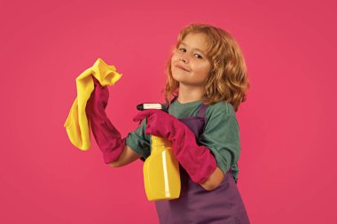 Çocuk ev konseptiyle temizlik yapıyor. Ev işlerine yardım etmek için paspasla çocuk temizliği. Süpürme ve temizlik yapan küçük şirin çocuk, stüdyo renklerinde izole edilmiş.