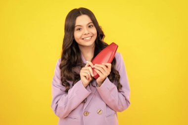 Şampuan kremi kullanan bir çocuk. Günlük kozmetik bakım. 12, 13, 14 yaşlarındaki ergen çocuğun elinde saç ve cilt bakımı şişesi var. Güzellik sağlığı ve kozmetik ürünleri. Mutlu genç