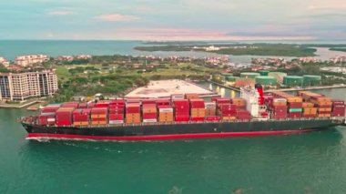 Miami, Florida, ABD - 17 Haziran 2024: Kargo konteynırı Miami 'de yüklendi. Limandan ayrılan hava görüntülü kargo gemisi. Konteyner gemisi. Konteynırlı kargo gemisi. Denizcilik lojistiği.
