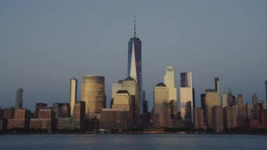 Akşam New York Manhattan 'da. New York 'ta günbatımı Aşağı Manhattan Finans Bölgesi Hudson Nehri' nde. New York 'tan sevgilerle. Manhattan New York Şehri, New York. Manhattan 'ın ufuk çizgisi gündoğumu manzarası