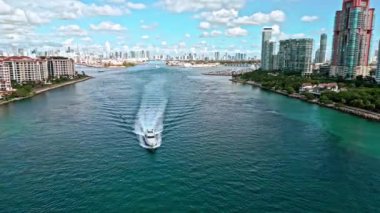 Miami plajı ufuk çizgisine hava görüntüsü kuruyorum. Miami hava atışı, 4K. Miami boyunca modern şehir merkezi gökdelenleri. Florida marinasının havadan görüntüsü. Miami 'nin göbeğinde. Özel lüks yat.