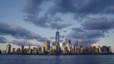 Akşam New York Manhattan 'da. New York 'ta günbatımı Aşağı Manhattan Finans Bölgesi Hudson Nehri' nde. New York 'tan sevgilerle. Manhattan New York Şehri, New York. Manhattan 'ın ufuk çizgisi gündoğumu manzarası