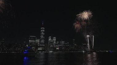 Flashing Fireworks ile New York City Skyline Manhattan. New York Manhattan havai fişekleri. New York Havai fişekleri Manhattan üzerinde. 4 Temmuz Havai fişekleri. Bağımsızlık Günü