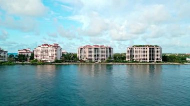 İHA 'dan Miami plajına. Miami panorama, Florida. Fisher Adası 'nın panoramik manzarası. Hava manzarası. Fisher Adası hava manzaralı. Miami Fisher Adası Panorama hava görüntüsü. Rıhtım manzaralı lüks evler.