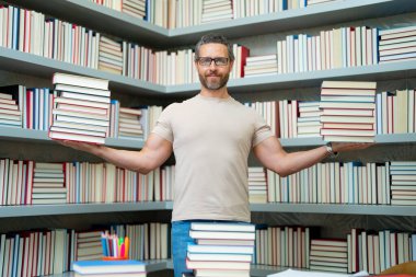 Öğretmenler günü. Öğretmenim okulda. Orta yaşlı öğretmenle bilgi ve eğitim. Kitabı olan bir milenyum öğretmeni. Üniversite sınavı öğretmenleri. Üniversite öğretmeni