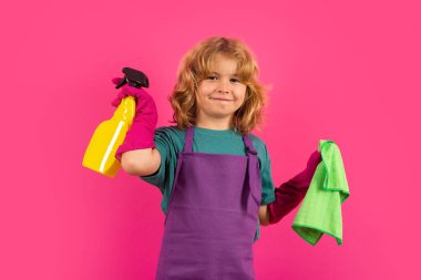 Çocuk temizlik için toz bezi ve eldiven kullanıyor. Komik çocuk paspas evi. Aksesuar temizleme, temizlik malzemeleri. Oda servisi ve ev temizliği.