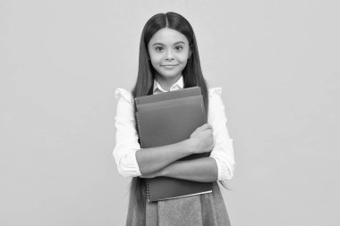 Genç kız öğrenci kitapları, not defterleri, sarı arka planda izole edilmiş, kopyalama alanı. Okula dönüş, gençlik yaşam tarzı, eğitim ve bilgi. Mutlu kız yüzü, pozitif ve gülümseyen duygular