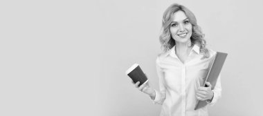 Çay molası verimlilik için iyidir. Bilgi işlem uzmanı çay molası verdi. Mutlu kadın kağıt bardak tutuyor. İzole edilmiş yüz portresi, taklit alanı olan pankart