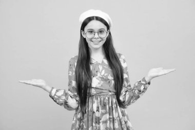 Vay canına, inanılmaz. Şok olmuş bir çocuk fotokopi alanını işaret ediyor. İki eliyle ve parmaklarıyla kenarı gösteren genç bir kız. Mutlu ergen, pozitif ve gülümseyen duygular