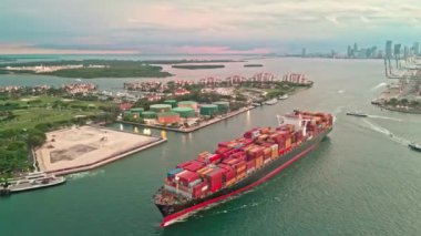 Miami, Florida, ABD - 17 Haziran 2024: konteyner gemisi. Konteynırlı kargo gemisi. Nakliye konteynırı Miami 'deki kargo gemisine yüklendi. Limandan ayrılan hava görüntülü kargo gemisi. Uluslararası dağıtım.
