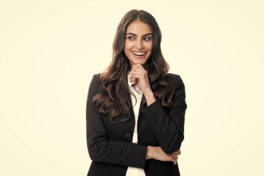 Mutlu gülümseyen kadın portresi. Çekici, hoş, neşeli, günlük giysiler içinde mutlu ve tasasız bir geçmişi olan bir genç kız.
