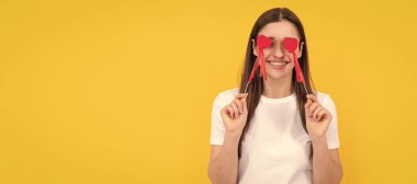 İzole edilmiş yüz portresi, fotokopi alanı olan pankart. Sarı arka planda aşk sembolü olan gülümseyen kız. Romantik hediyeye bayılırım. Tatlım.