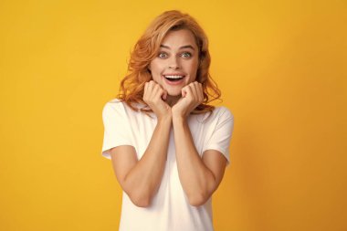 Mutlu gülümseyen kadın portresi. Çekici, hoş, neşeli, günlük giysiler içinde mutlu ve tasasız bir geçmişi olan bir genç kız.