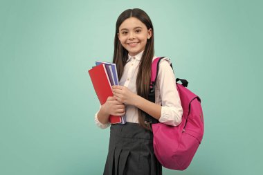 12, 13, 14 yaşlarında okul çantası ve defter defteri olan bir kız çocuğu. Tecrit edilmiş bir geçmişi olan liseli kız öğrenci. Öğrenme ve bilgi