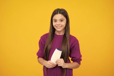 Şişe şampuanı ya da duş jeli olan ergen bir kız. Çocukların saç bakımı. Saç makyaj ürünü, şampuan şişesi.