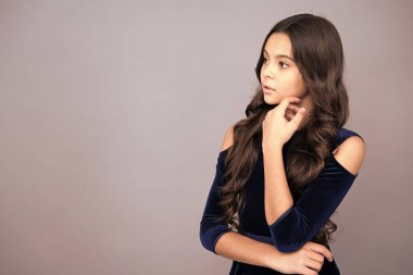 Küçük bir kız çocuğu. 12,13 yaşında, 14 yaşında. Tecrit edilmiş bir geçmişi var. Çocuk stüdyo resmi. Duygusal çocukların yüzü