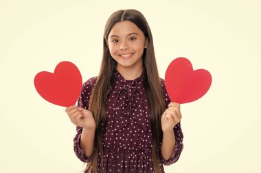 Sevgililer Günü. Kırmızı kalpli, tatlı bir çocuk hayal ediyorum. Mutlu gülümseyen genç kızın portresi.