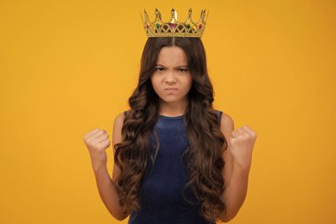 Kızgın genç kız, üzgün ve mutsuz negatif duygu. Genç prenses çocuk başarıyı ve zaferi kutluyor. Kraliçe tacındaki genç kız.