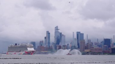 New York, ABD - 16 Haziran 2023: New York 'ta Manhattan' a yakın Norveçli Neşe Yelkenlisi. New York Manhattan 'ın Skyline' ı Hudson Nehri yolcu gemisi NCL 'de seyrediyor..