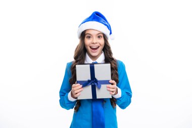 Noel Baba çocuğu. Hediye kutusu olan genç bir çocuk, stüdyo izole edilmiş bir geçmişi var. Doğum günü hediyesi, sevgililer günü, yeni yıl ya da Noel. Çocuk hediye kurdeleli hediye kutusunu tut.