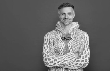 Kırmızı arka planda süveter giyen gülümseyen adam fotokopi alanı, moda.