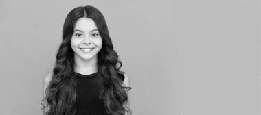 Mor elbiseli tüylü çocuğun portresi. Kıvırcık saçlı çocuk. Gençlerin saç stili. Çocuk yüzü, yatay poster, izole edilmiş genç kız portresi, fotokopi alanı olan pankart