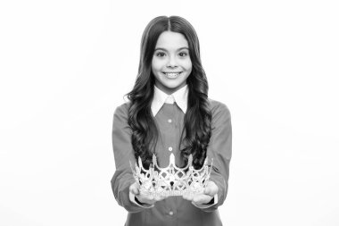 Altın taç takan küçük kraliçe. Tacını tutan genç kız prenses. Balo partisi, çocukluk konsepti