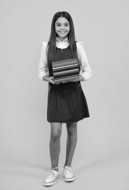 Okula dönelim. Kitaplı liseli bir kızın portresi. Çocuk okulu ve eğitim konsepti. Öğrenci kız.