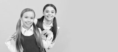 Liseli kızlar. İlgi ve ilgi, okul dönüşü. Mutlu çocuklar resmi üniformalar giyer. Liseli kız öğrencinin yatay izole edilmiş posteri. Liseli kızların afiş başlığı fotokopi alanı