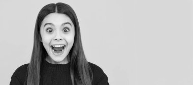 Çocukların yaşam tarzı ve duyguları. Heyecanlı bir yüz. Şaşırtıcı bir ifade, neşeli ve mutlu. Çocuk yüzü, yatay poster, izole edilmiş genç kız portresi, fotokopi alanı olan pankart