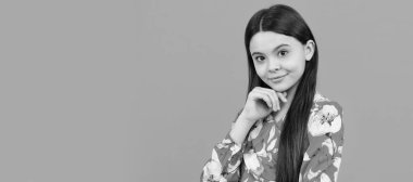 Mavi arka plandaki kız çocuğunun güzel görünüşü, güzel. Çocuk yüzü, yatay poster, izole edilmiş genç kız portresi, fotokopi alanı olan pankart