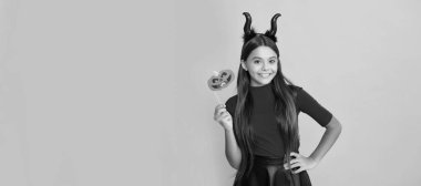 Cadılar bayramın kutlu olsun. Balkabağı partisi aksesuarlı şeytan çocuk. Şeker mi şaka mı? Genç kız. Cadılar Bayramı çocuk portresi, yatay poster. Kopyalama alanı olan başlık