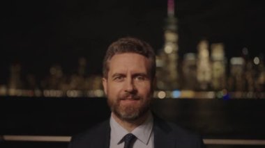Takım elbiseli bir iş adamı. Başarılı bir iş adamı Amerikan şehrinde açık havada yürüyor. Takım elbiseli zengin adam. Finansal başarı. İş adamı New York 'ta buluşmaya gidiyor. İş adamının iş başarısı. Kontrol zamanı.