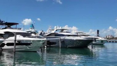 Yaz tatili. Deniz limanında yat. Biscayne Körfezi 'ndeki yat marinasında lüks bir tekne. Yelkenli yat limanına demirlemiş. Yelkencilik ve yat turizmi. Lüks bir yaşam tarzı. Yelkenli macera.