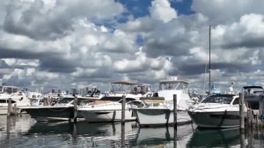 Lauderdale Kanalı 'na demirlemiş lüks bir yat. Miami sahilinde lüks bir yat. Miami Beach, Florida 'daki Marina' da. Lüks Güney Sahili marinası. Etkileyici yatı ve teknesi olan Miami marinası. Özel turlar.