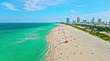 Miami kıyı şeridi. Miami güney sahili hava manzaralı. Deniz sahili ve sahil şeridi. Miami 'de yaz tatili. Sahilde deniz seyahati. Biscayne Körfezi Havacılık. Biscayne Körfezi 'nde yolcu gemisi. Deniz gezisi.