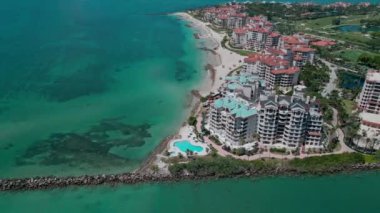 Fisher Adası hava manzaralı. Miami Fisher adasının panorama hava aracı görüntüsü. İHA 'dan Miami plajına. Miami panorama, Florida. Fisher Adası 'nın panoramik manzarası. Hava manzarası, 4k.