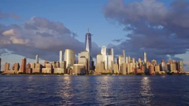 New York 'ta. Manhattan New York Şehri, New York. New York Manhattan 'da hava karardığında zaman turu başlar. New York 'ta gün batımı Aşağı Manhattan Finansal Bölgesi Hudson Nehri.