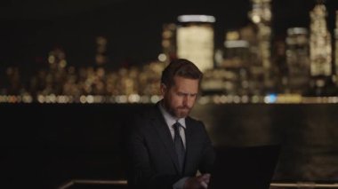 New York 'ta serbest çalışan bir iş adamı. İnternette çalışan bir iş adamı. İş adamı dışarıda bilgisayar ya da dizüstü bilgisayarda çalışmakla meşgul. Adam internet tarayıcısından iş e-postası ve sörf yolluyor. Çevrimiçi Reklam Kampanyası.
