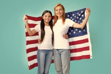 Amerikan bayrağı taşıyan anne ve kız çocuğu. ABD 4 Temmuz 'u kutluyor. Bağımsızlık Günü. Vatansever Amerikan bayramı konsepti
