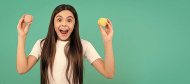 Aman Tanrım. Tatlı Fransız kekleri. Genç kız diş bakımı. Tatlı düşkünü. Lezzetli. Pastane bisküvileri. Tatlı fırınlı çocuk. Sürpriz çocuk Fransız makaronu tutuyor. Kurabiye. Şekerleme.