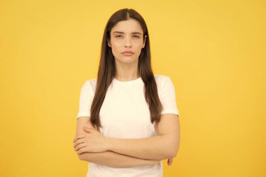 Düşünen genç bir kadının portresi, boş bir boşluğa bakıyor. Stüdyoda başka yöne bakan düşünceli ciddi bir model. Kız seçiminin sorunları çözeceğini düşündü.