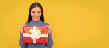İzole edilmiş yüz portresi, fotokopi alanı olan pankart. Sarı arka planda hediye kutusu olan mutlu bir kız. Boks günü. hediye ve hediye al
