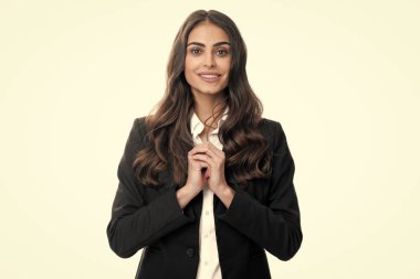 Oldukça romantik genç bir kadın, sevgi ve şefkat göstererek sevgi dolu, şefkatli bir gülümsemeyle sevgi dolu bir jest yapıyor. Kızların aşkı. Bayan çalışan genç sekreter.
