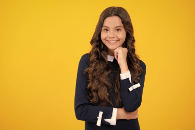 Tecrit edilmiş genç ve tatlı bir kız. Güzel bir çocuğun stüdyo portresi