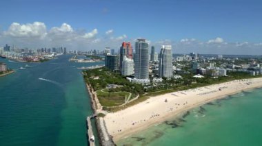 Miami marinasında gökyüzü. ABD havacılık simgesi. Miami güney plajı. South Beach gökdeleninin Marina manzarası. Skyline panorama. Biscayne Körfezi marinası. Miami Güney Sahili hava manzarası.