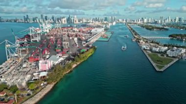 Dodge Adası ve Marina Körfezi. Miami hava manzaralı. Miami, Florida 'da panoramik hava aracı görüntüsü. Miami plajı hava manzarası. Miami Beach, Florida ABD 'deki Marina City manzarası. Skyline Panoraması.